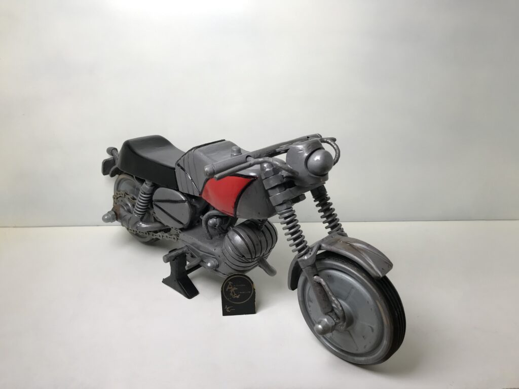 atelier oeuvres contemporaines moto artistique métal recyclé moteur sculptures