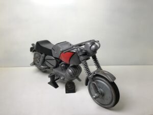 atelier oeuvres contemporaines moto artistique métal recyclé moteur sculptures