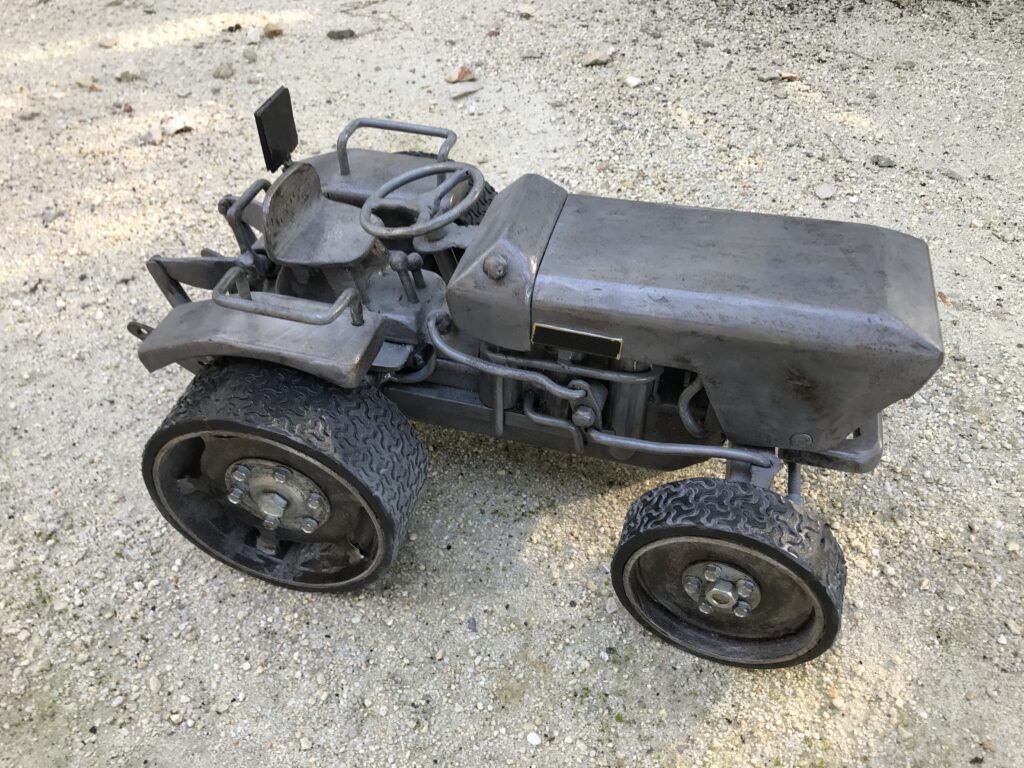 atelier oeuvres contemporaines moto artistique métal recyclé moteur sculptures