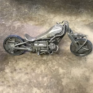 atelier oeuvres contemporaines moto artistique métal recyclé moteur sculptures alexandre creative recyclage matériau