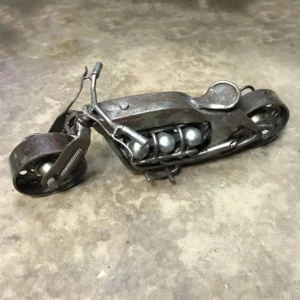 atelier oeuvres contemporaines moto artistique métal recyclé moteur sculptures alexandre creative recyclage matériau