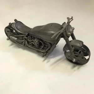 atelier oeuvres contemporaines moto artistique métal recyclé moteur sculptures alexandre creative recyclage matériau