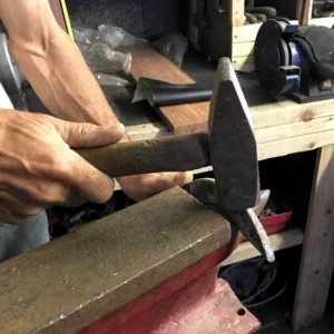 atelier oeuvres contemporaines moto artistique métal recyclé moteur sculptures alexandre creative recyclage matériau