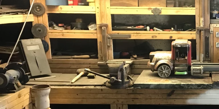 atelier oeuvres contemporaines moto artistique métal recyclé moteur sculptures alexandre creative recyclage matériau