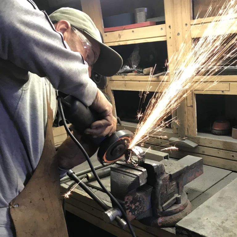 atelier oeuvres contemporaines moto artistique métal recyclé moteur sculptures alexandre creative recyclage matériau