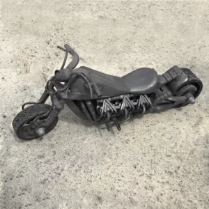 atelier oeuvres contemporaines moto artistique métal recyclé moteur sculptures