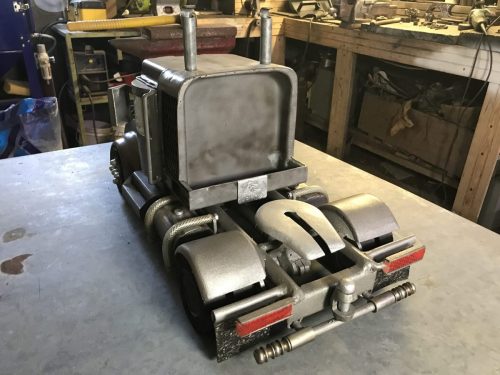 atelier oeuvres contemporaines moto artistique métal recyclé moteur sculptures